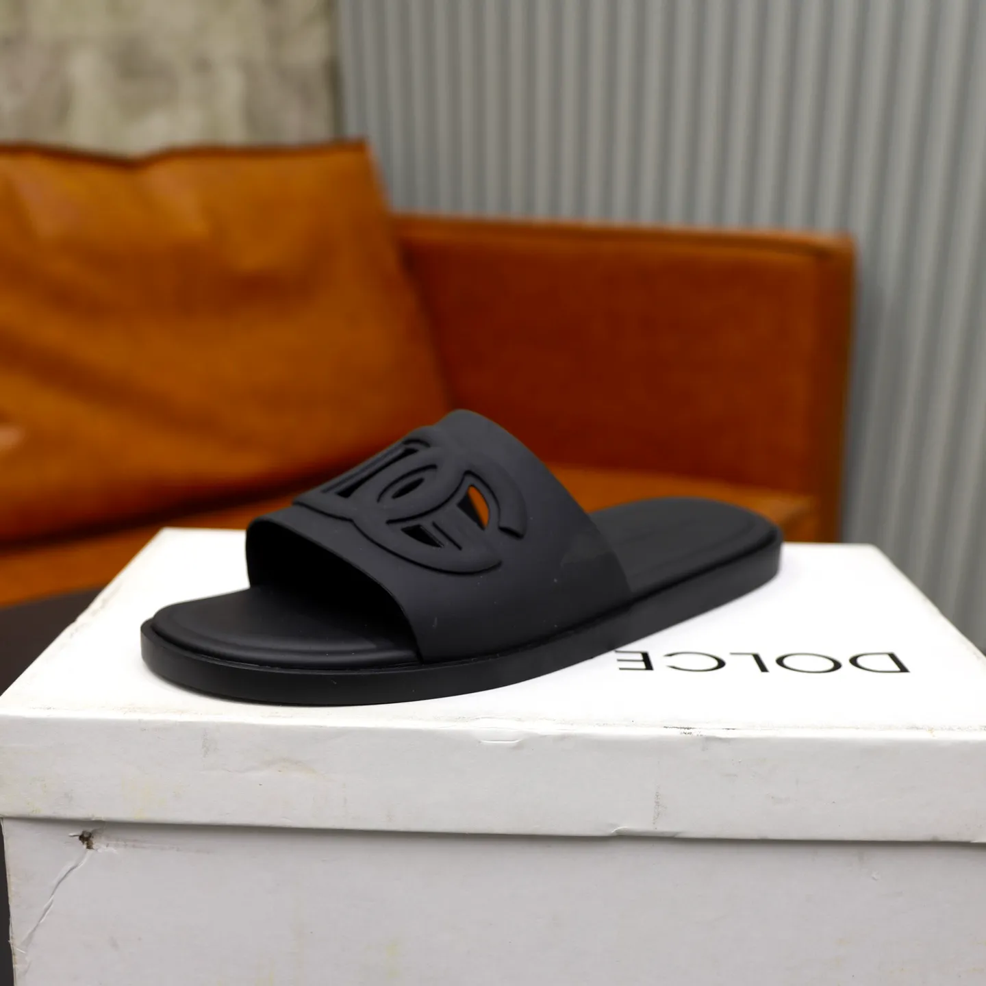 Ex-factory price: 340💰🙅‍♂️🙅‍♂️🙅‍♂️ Brand: DG Standard code: 38-44 (45 customized) Grade: Same as the official website Material: Original leather design Original lightweight wear-resistant molded outsole Style category: Men's fashion sandals Distinguished luxury brand elements Top luxury Color: Actual picture color